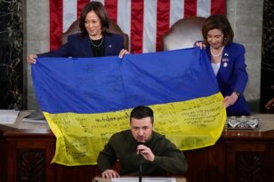 Ζελένσκι: Η ιστορική ομιλία στο Κονγκρέσο των ΗΠΑ - Οι επευφημίες, οι σημαίες, τα μπλε ταγέρ και οι κίτρινες εσάρπες ΒΙΝΤΕΟ