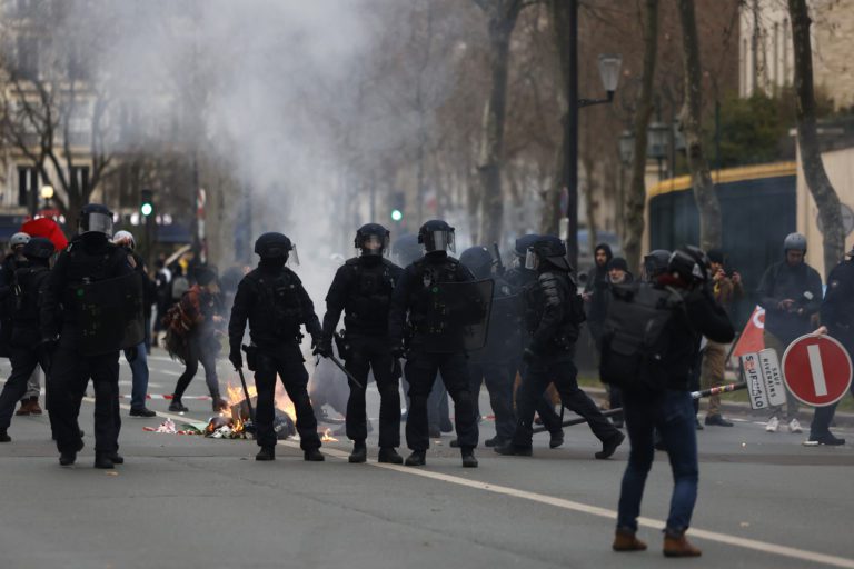 «Βούλιαξε» η Γαλλία από τις διαδηλώσεις κατά της συνταξιοδοτικής μεταρρύθμισης Μακρόν ΦΩΤΟ - ΒΙΝΤΕΟ
