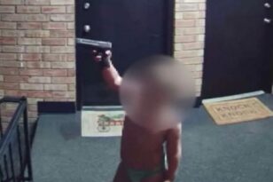 ΗΠΑ: Σάλος με νήπιο που παίζει με όπλο στο σπίτι του – Συνέλαβαν τον πατέρα του - ΒΙΝΤΕΟ