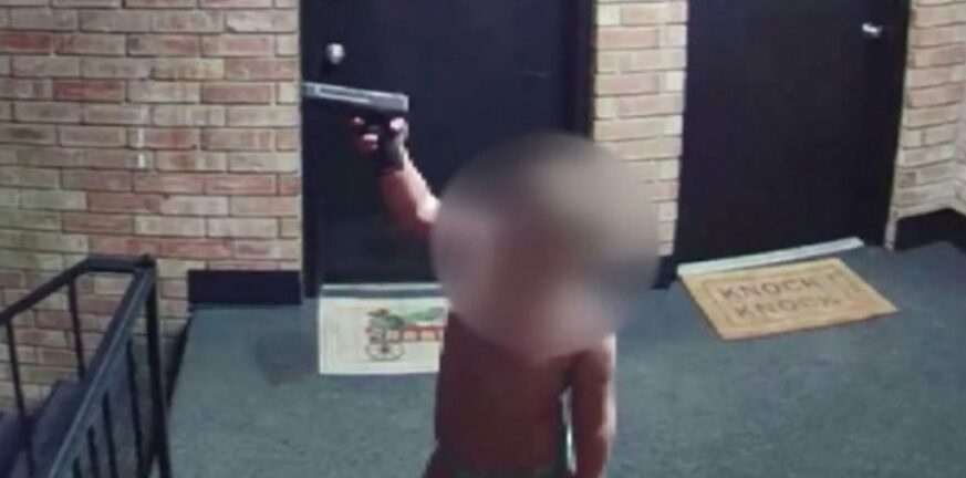 ΗΠΑ: Σάλος με νήπιο που παίζει με όπλο στο σπίτι του – Συνέλαβαν τον πατέρα του - ΒΙΝΤΕΟ