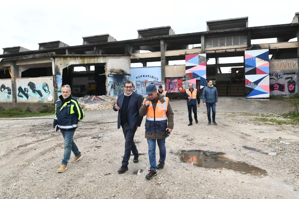 Πάτρα: Ο Κώστας Πελετίδης στο κτίριο των παλαιών σταφιδαποθηκών του ΑΣΟ
