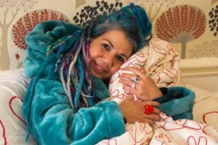 Βρετανία: 49χρονη αποφάσισε να παντρευτεί την... κουβέρτα της - ΒΙΝΤΕΟ