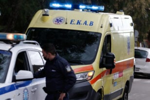 Πάτρα: Τροχαίο ατύχημα με τραυματία στην Ακτή Δυμαίων, ΙΧ καρφώθηκε σε κολόνα