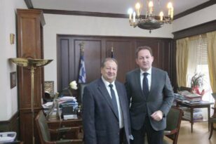 Συνάντηση Πέτσα με τον δήμαρχο Αιγιαλείας κ. Καλογερόπουλο στην Αθήνα, για έργα προς ένταξη στο «Αντ.Τρίτσης»