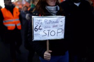 Γαλλία: Μαζικές απεργίες και διαδηλώσεις για τη σύνταξη στα 64