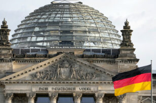 Γερμανία: Τα ποσοστά της κυβέρνησης συρρικνώθηκαν στο 31%
