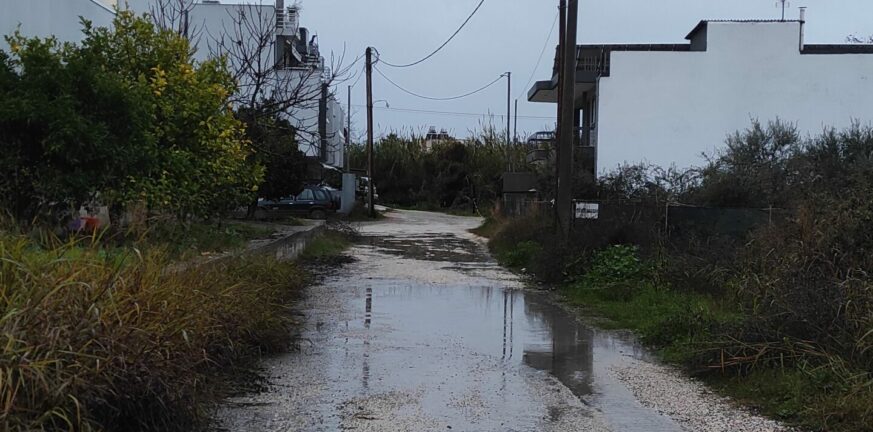 Πάτρα: Καταγγελία για δρόμο «πισίνα» στην περιοχή των Ιτεών