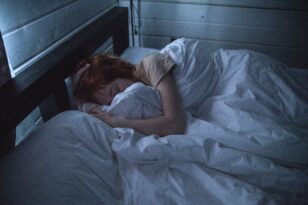 Ροζ θόρυβος: Πώς μπορεί να βοηθήσει στον ύπνο