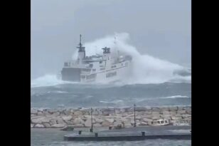 Ιταλία: Κύματα 8 μέτρων «καταπίνουν» επιβατηγό πλοίο - ΒΙΝΤΕΟ