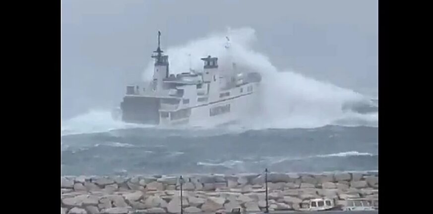 Ιταλία: Κύματα 8 μέτρων «καταπίνουν» επιβατηγό πλοίο - ΒΙΝΤΕΟ