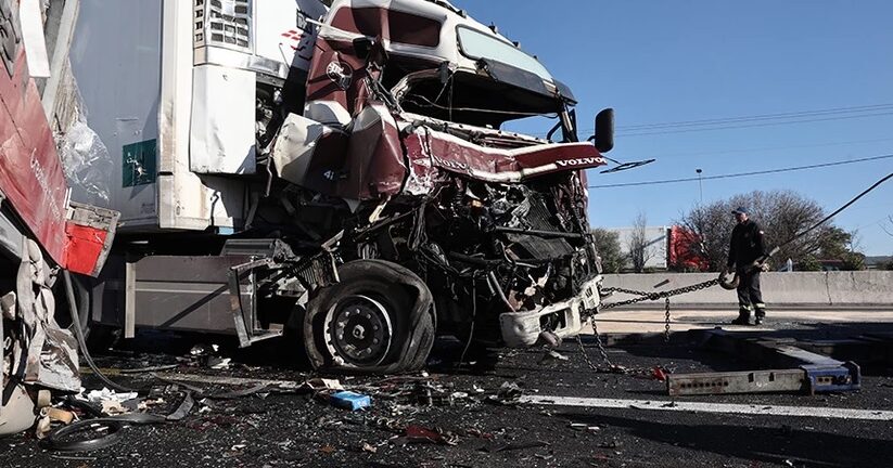 Καραμπόλα στην Αθηνών-Λαμίας: Απίστευτες εικόνες από τη σύγκρουση των 13 οχημάτων - Άνοιξε μία λωρίδα