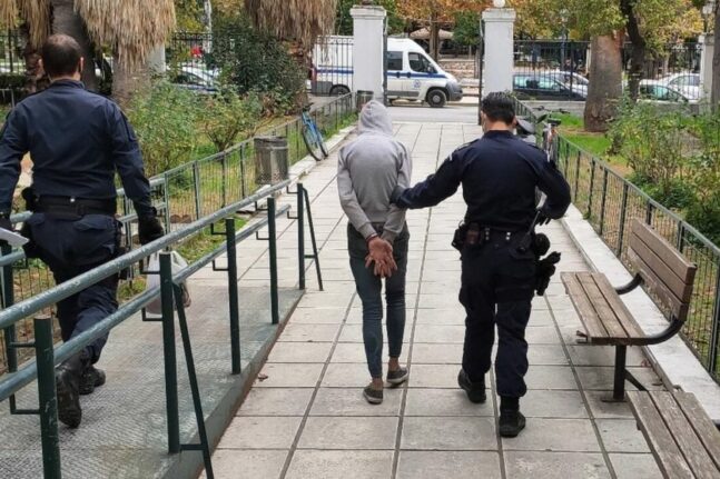 Βόλος: Σε ακόμα μία γυναίκα επιτέθηκε ξανά με βενζίνη και μαχαίρι ο “Κάμελ”