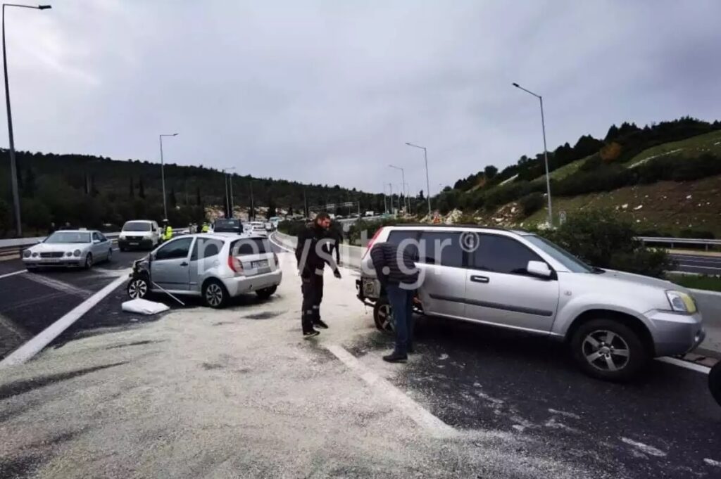 Κατεχάκη: Καραμπόλα 8 αυτοκινήτων στο ύψος της Αττικής Οδού με δύο τραυματίες - Κύμα κακοκαιρίας χτυπά την Αθήνα ΦΩΤΟ