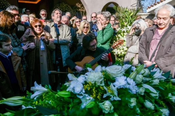 Νότης Μαυρουδής: Πλήθος κόσμου στην κηδεία του – Τον αποχαιρέτησαν με το «Πρωινό Τσιγάρο»