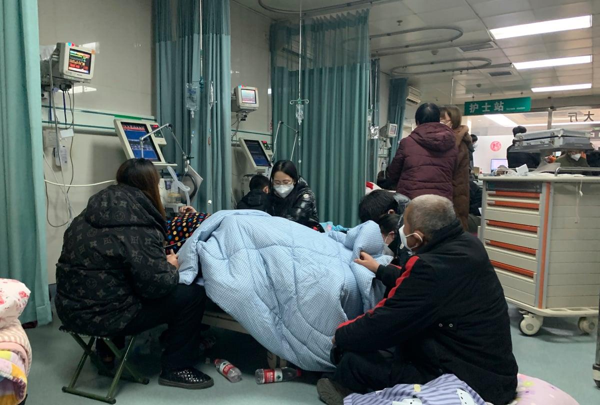 «Καταρρέουν» τα νοσοκομεία της Κίνας από την έκρηξη κρουσμάτων κορονοϊού
