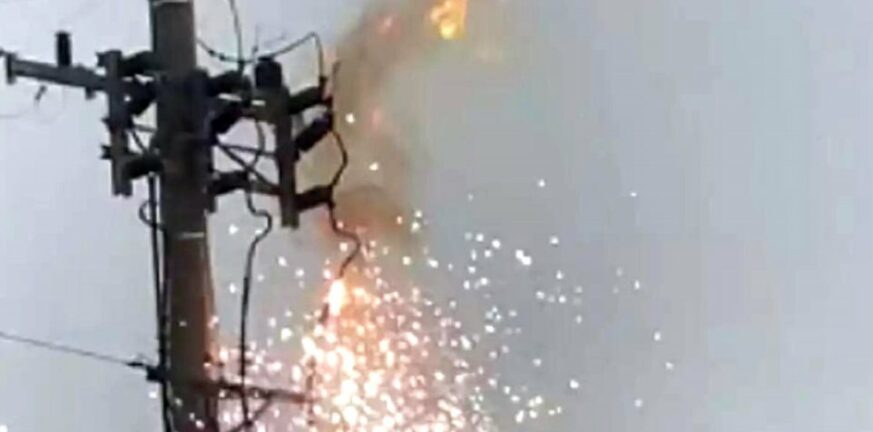 Κακοκαιρία: Η στιγμή που κεραυνός χτυπάει κολώνα της ΔΕΗ και προκαλεί έκρηξη ΒΙΝΤΕΟ