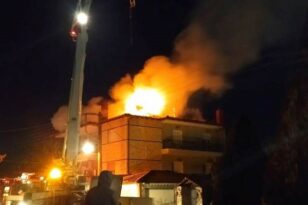 Ηράκλειο: Ξύλινη οροφή ξενοδοχείου τυλίχτηκε στις φλόγες - Μεγάλη επιχείρηση από την Πυροσβεστική ΦΩΤΟ