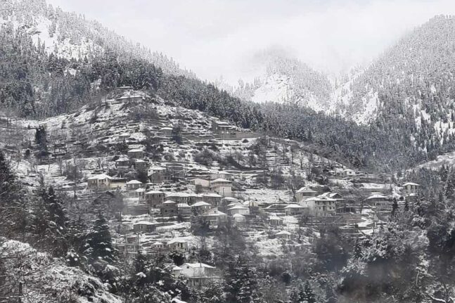 Δ. Ελλάδα: Πυκνό το χιόνι στο Λαμπίρι, χωρίς ρεύμα το χωριό, κλειστός ο δρόμος προς Αραποκέφαλα - ΦΩΤΟ