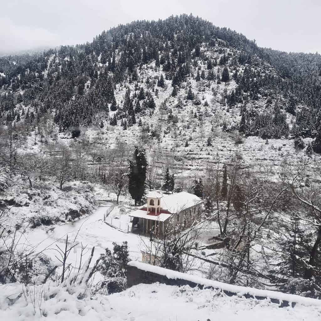 Δ. Ελλάδα: Πυκνό το χιόνι στο Λαμπίρι, χωρίς ρεύμα το χωριό, κλειστός ο δρόμος προς Αραποκέφαλα - ΦΩΤΟ