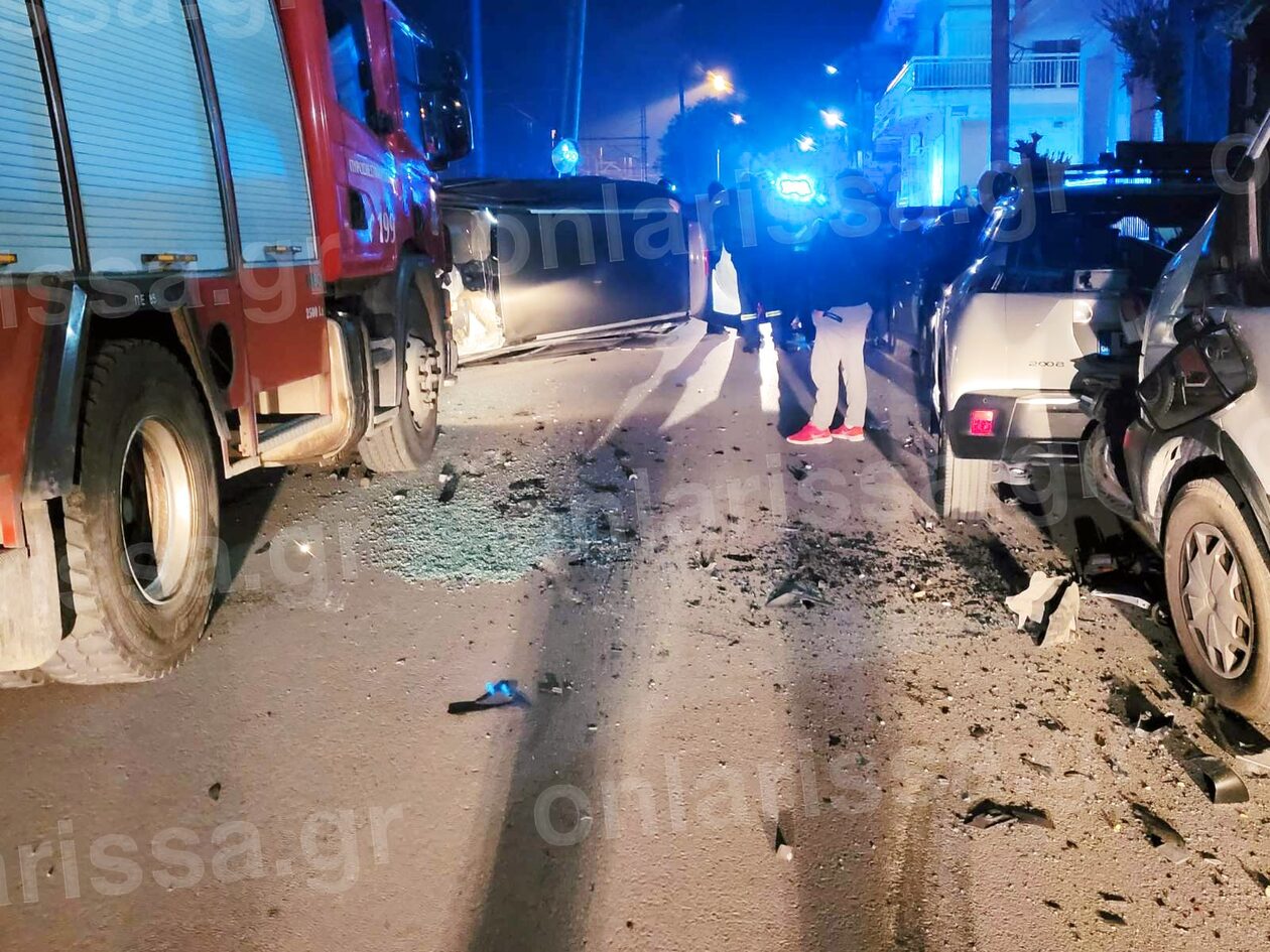 Τροχαίο στη Λάρισα: Ανετράπη αυτοκίνητο - Έπεσε πάνω σε δύο οχήματα - ΦΩΤΟ