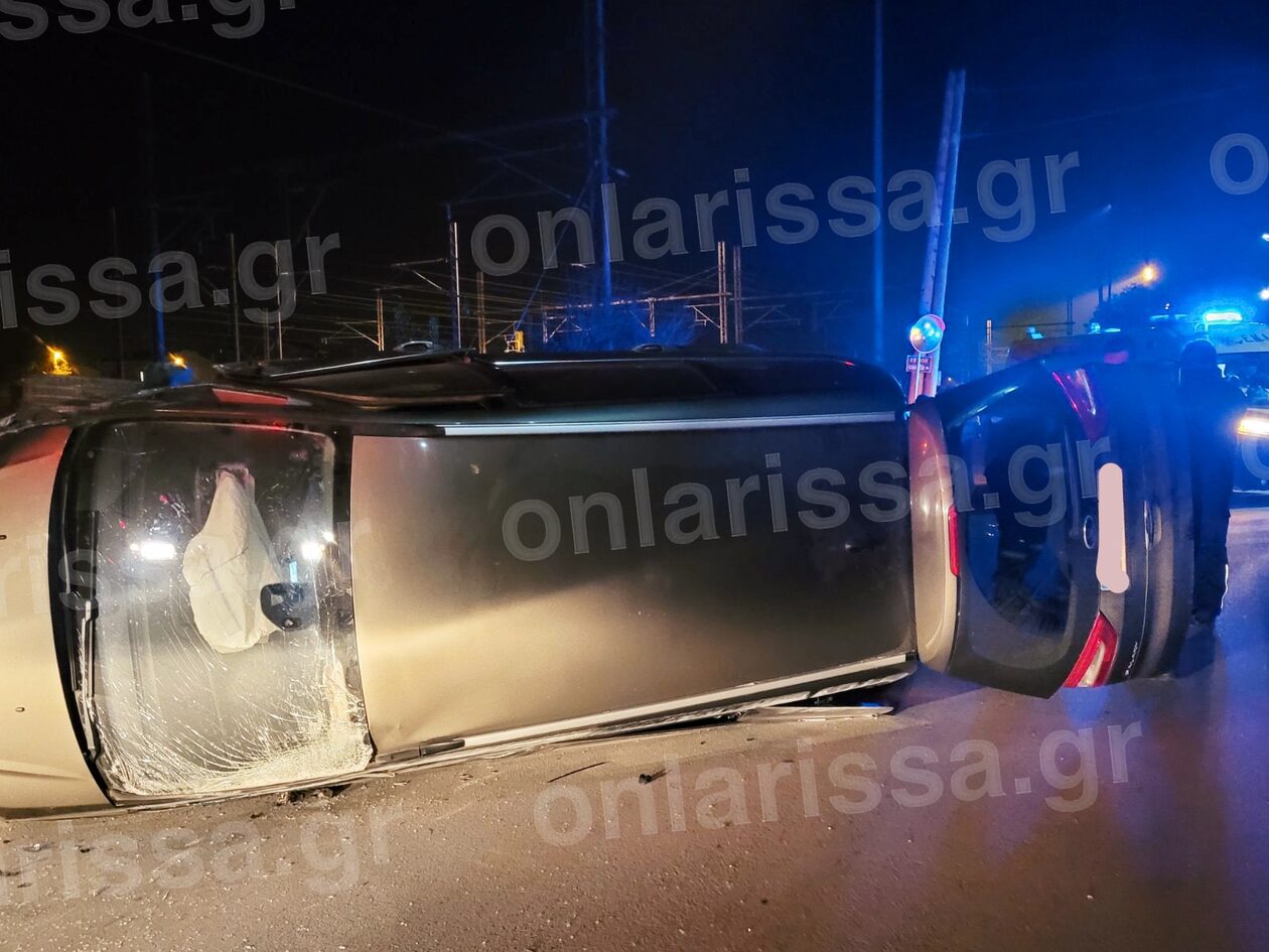Τροχαίο στη Λάρισα: Ανετράπη αυτοκίνητο - Έπεσε πάνω σε δύο οχήματα - ΦΩΤΟ