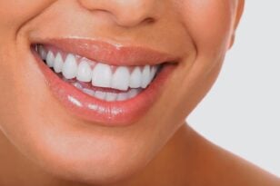 Λευκά δόντια με μια κίνηση; Κι όμως γίνεται