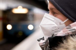 Πανδημία: Ποια χώρα «πετάει» τις μάσκες και από τρένα και λεωφορεία