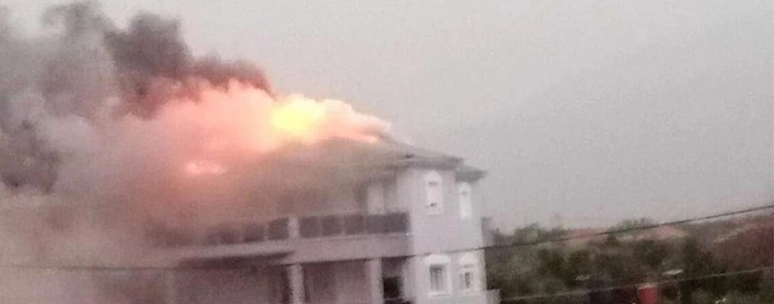 Καλαμάτα: Φωτιά σε πολυκατοικία - Πιθανό να προκλήθηκε από κεραυνό ΒΙΝΤΕΟ