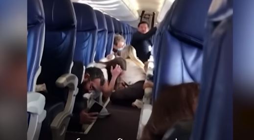 Μεξικό: Τρόμος για τους επιβάτες του αεροπλάνου που δέχθηκε πυρά μετά τη σύλληψη του γιου του «Ελ Τσάπο» – ΒΙΝΤΕΟ