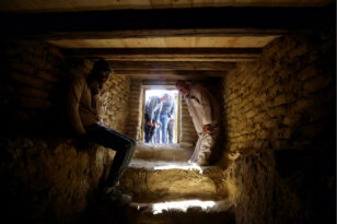 Αίγυπτος: Ανακαλύφθηκε μούμια καλυμμένη με χρυσό και 4 τάφους των φαραώ
