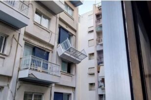 Καλλιθέα: Μπαλκόνι ξενοδοχείου ξεκόλλησε από τη θέση του και κρέμεται στον αέρα