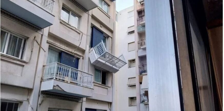 Καλλιθέα: Μπαλκόνι ξενοδοχείου ξεκόλλησε από τη θέση του και κρέμεται στον αέρα