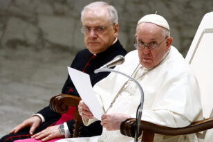 Βατικανό: Στο νοσοκομείο για εξετάσεις στους πνεύμονες ο πάπας Φραγκίσκος