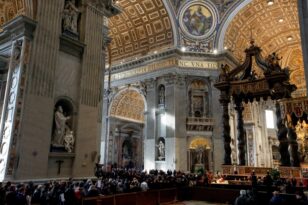 Πάπας Βενέδικτος: Φρούριο το Βατικανό – Κλειστός ο εναέριος χώρος – Υψηλοί προσκεκλημένοι αύριο στην κηδεία