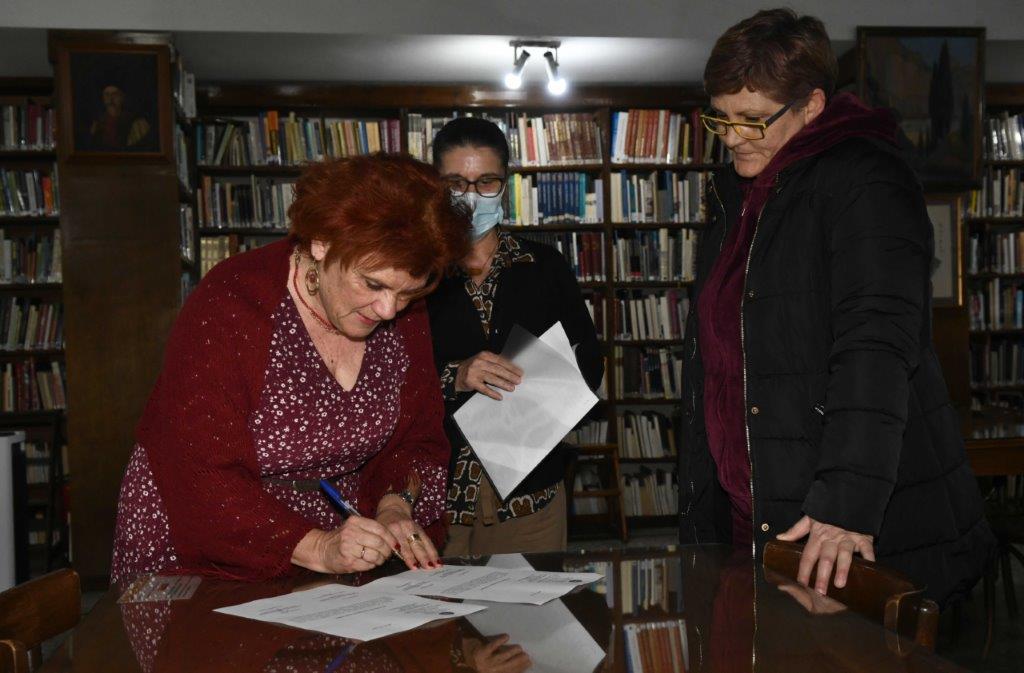 Πάτρα - Πολιτιστικός Οργανισμός: Παραδόθηκαν βιβλία στο ΓΕΛ Ρίου και Εκπολιτιστικό Σύλλογο Μιντιλογλίου