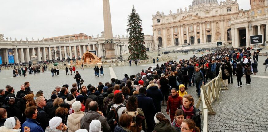 Θλίψη στο Βατικανό: Φόρος τιμής στον πάπα Βενέδικτο
