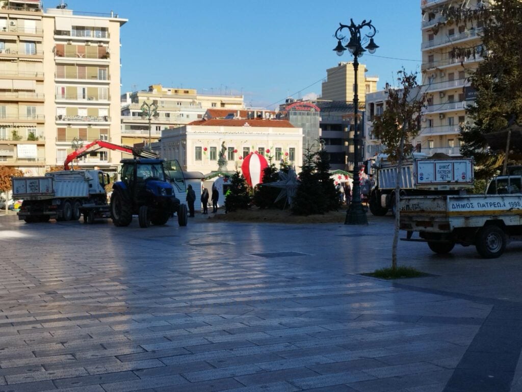 Πάτρα: Επιστρέφει στην κανονικότητα η Πλατεία Γεωργίου - Απομακρύνεται το Χριστουγεννιάτικο χωριό ΦΩΤΟ