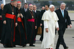 Πάπας Βενέδικτος: Τι συμβολίζουν τα κόκκινα παπούτσια του 