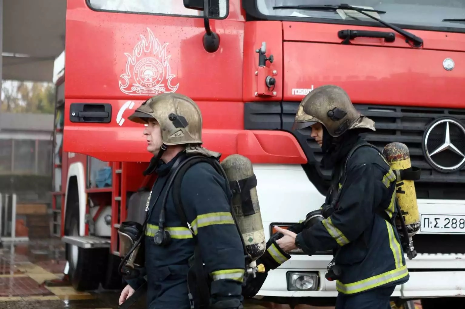 Ξέσπασε φωτιά σε υπόγειο χώρο στάθμευσης στον Πειραιά 