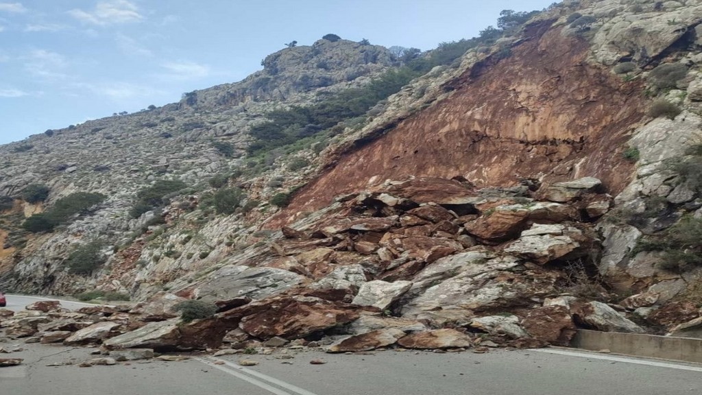 Ρόδος: Κατολισθήσεις βράχων σε βασικό οδικό δίκτυο του νησιού - ΦΩΤΟ