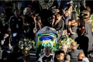 Κηδεία Πελέ - Ο ποδοσφαιρικός πλανήτης αποχαιρετά τον Θεό του - Πλήθος κόσμου στο τελευταίο αντίο