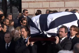 Κηδεία τέως βασιλιά Κωνσταντίνου: Εγινε η ταφή - «Αθάνατος» φώναξε ο κόσμος και έψαλε τον Εθνικό Ύμνο ΒΙΝΤΕΟ