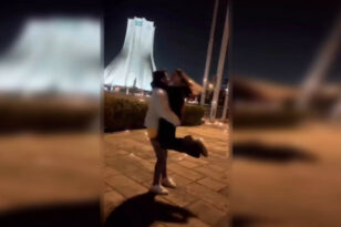 Ιράν: Ζευγάρι τιμωρήθηκε με φυλάκιση 10,5 ετών επειδή χόρευε αγκαλιασμένο σε δημόσιο χώρο