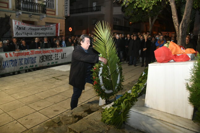 Πάτρα: Στεφάνι από τον πρόεδρο του Δημοτικού Συμβουλίου στη μνήμη του Νίκου Τεμπονέρα - ΦΩΤΟ