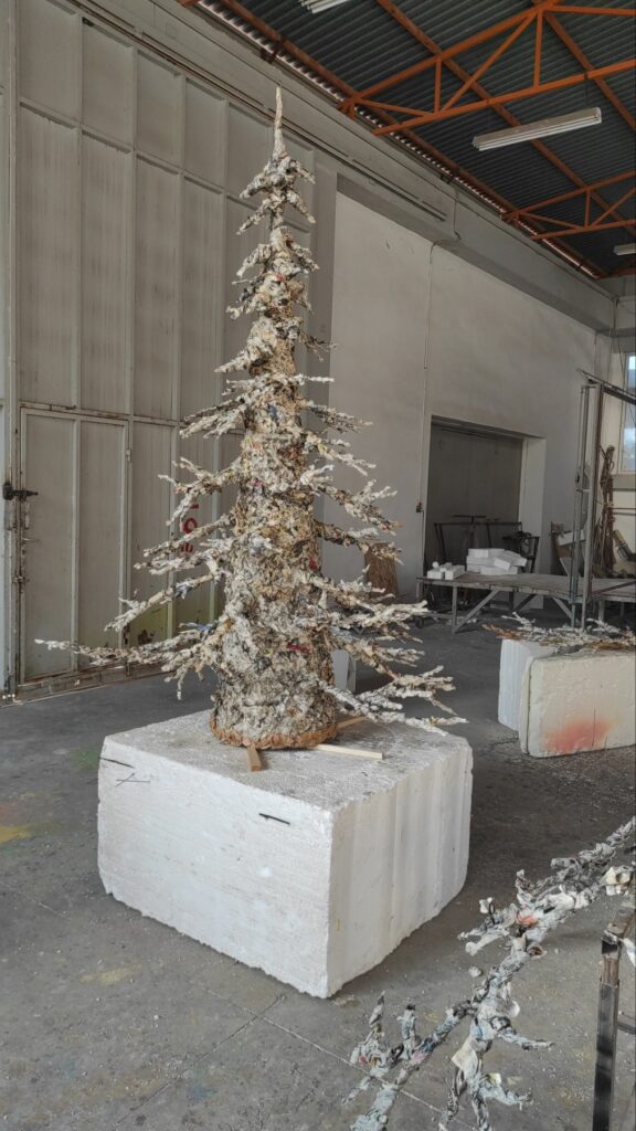 Καρναβαλικό Εργαστήρι: Μασκαράτα - Χριστουγεννιάτικο δέντρο για την ταινία μικρού μήκους «Προσωρινό ωχ Έλατο» ΦΩΤΟ