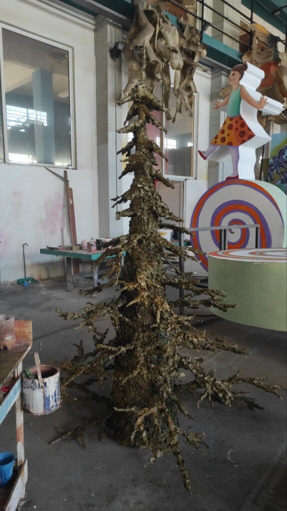 Καρναβαλικό Εργαστήρι: Μασκαράτα - Χριστουγεννιάτικο δέντρο για την ταινία μικρού μήκους «Προσωρινό ωχ Έλατο» ΦΩΤΟ