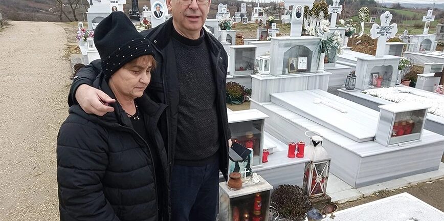 Συγκινούν οι γονείς της Ελένης Τοπαλούδη: Πήγαν τούρτα στον τάφο της για τα γενέθλιά της