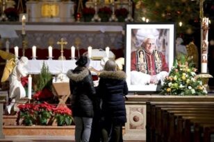 Βατικανό: Η σορός του πρώην Πάπα Βενέδικτου στη Βασιλική του Αγίου Πέτρου