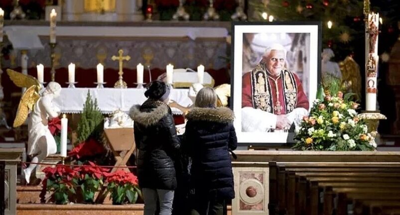 Βατικανό: Η σορός του πρώην Πάπα Βενέδικτου στη Βασιλική του Αγίου Πέτρου