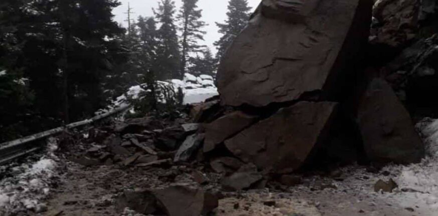Αραποκέφαλα: Πτώση βράχου έκλεισε τον δρόμο για Προυσό - ΦΩΤΟ